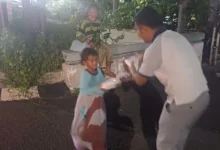 Berbagi Kebahagiaan, Mayjend TNI Ramses Tobing Bagikan Menu Buka Puasa untuk Anak Jalanan dan Pekerja Kecil