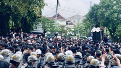 Aksi Tolak RUU TNI di Semarang Diwarnai Ketegangan