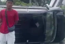 Tabrak Sepeda Ontel Hingga Meninggal, Toyota Avanza Terguling