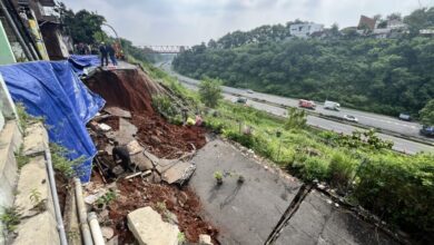 Tanah Tebing Tol Longsor di Candisari