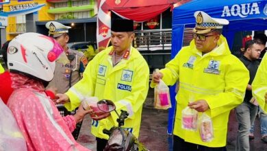 Polrestabes Semarang Bagikan Takjil Gratis untuk Warga
