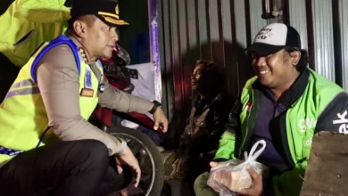 Kapolrestabes Semarang Bagikan Sahur Disela Patroli Ramadan
