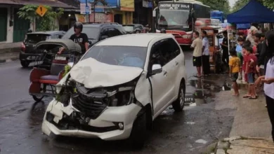 Adu Banteng, Avanza dan Truk Ringsek Bagian Depan