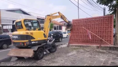 Langgar Perda, Tembok di Atas Trotoar Dirobohkan Satpol PP