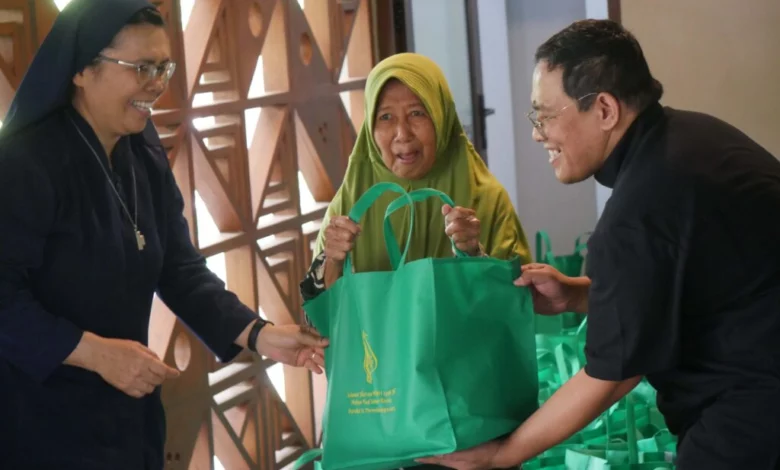 FOTO: Gereja Bongsari Semarang Gelar Tebus Murah Sembako Bagi Warga Muslim
