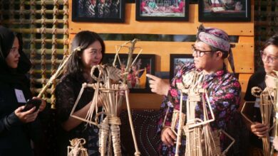 FOTO: Belajar Membuat Wayang Suket di Taman Indonesia Kaya Semarang