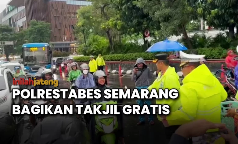 Polrestabes Semarang Bagikan Takjil Gratis untuk Warga