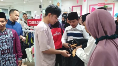 Wapres Gibran Ajak Anak Panti Asuhan di Solo Belanja Baju Lebaran