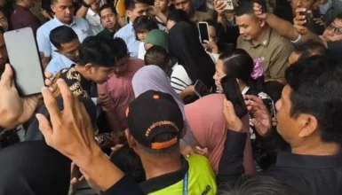 Wapres Gibran Bagikan THR kepada Anak-anak di Kediaman Jokowi