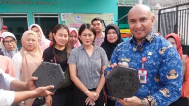 Kecamatan Semarang Tengah Ubah Sampah Plastik Jadi Paving Blok