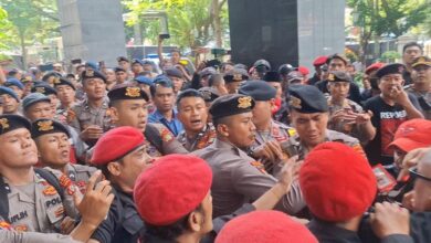 Hadiri Sidang, Pendukung Hasto Bentrok dengan Polisi